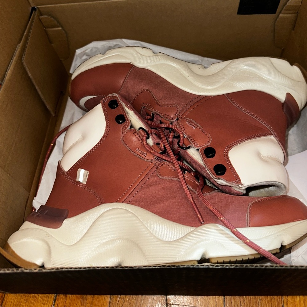 NIB Sorel Kinetic RNEGD Conquest Lux Waterproof boot: Sandy Clay, Natural